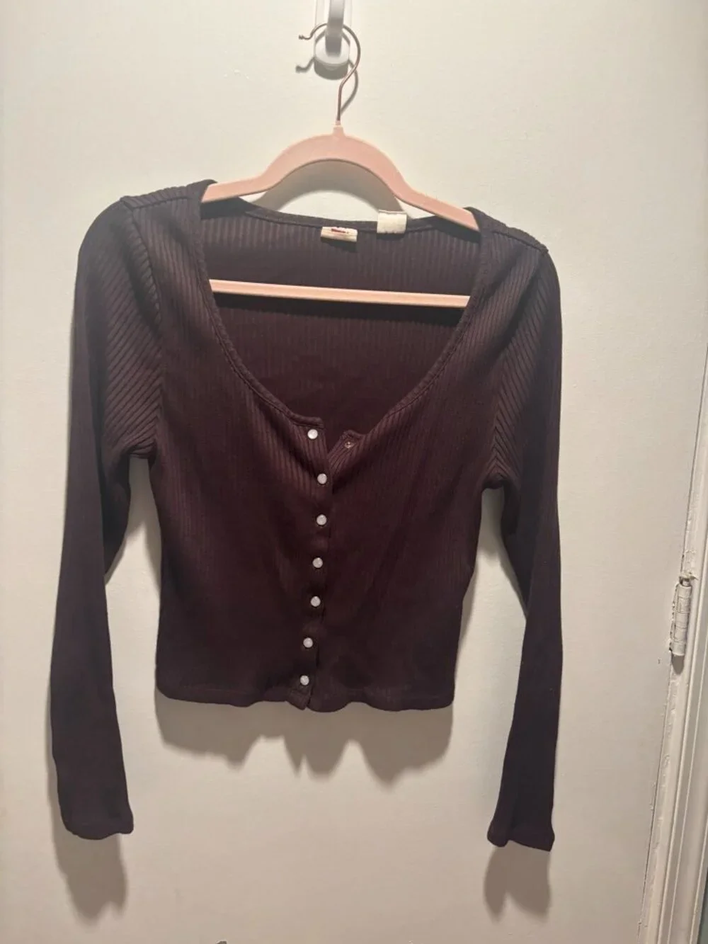 Levi’s Ribbed Scoop Neck Button-Front Top - Picture 4 of 4
